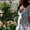 mujer vistiendo un hermoso vestido floral en un paisaje bonito